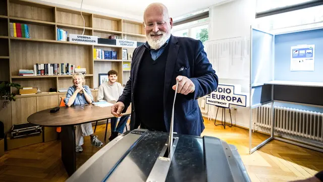 epa11392745 GroenLinks PvdA leader Frans Timmermans casts his vote for the election of Dutch members for the European Parliament, in Maastricht, the Netherlands, 06 June 2024. The European Parliament elections take place across EU member states from 06 to 09 June 2024, with the European elections in the Netherlands taking place on 06 June. EPA/ROB ENGELAAR