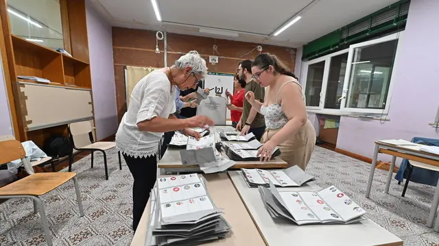 epa11401152 The counting of European electoral ballots at the polling station in Turin, Italy, 09 June 2024. The European Parliament elections took place across EU member states from 06 to 09 June 2024, with the elections in Italy on 08 June 2024. EPA/ALESSANDRO DI MARCO