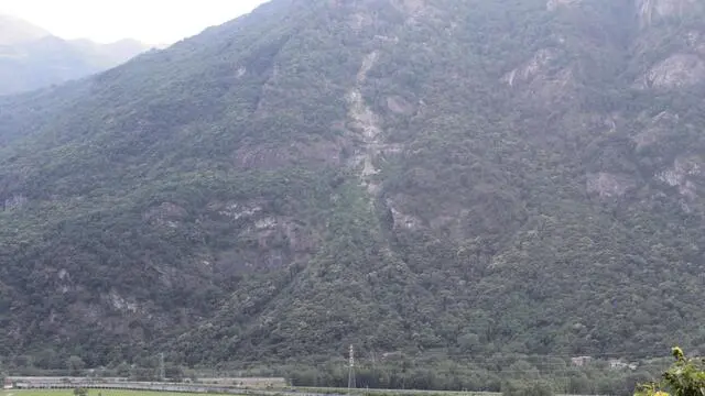 La frana in località Chiappetti di Quincinetto in fase di avanzamento sul fianco della montagna che si trova a ridosso dell'autostrada A5 Torino-Aosta, 22 giugno 2019. ANSA/BENOIT GIROD