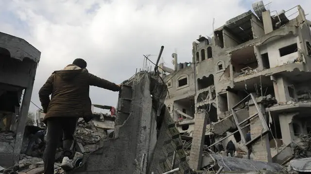 epa11043766 Palestinians search for bodies and survivors in the rubble of the destroyed house of the Manasra family following an Israeli air strike in the southern Gaza Strip, 25 December 2023. According to the Gaza Health Ministry, more than 70 Palestinians were killed following Israeli air strikes in Al Maghazi refugee camp. More than 60 members from two families were killed after an Israeli air strike, Palestinian civil defense said. Israeli forces resumed military strikes on Gaza after a week-long truce expired on 01 December. More than 20,000 Palestinians and at least 1,300 Israelis have been killed, according to the Palestinian Health Ministry and the Israel Defense Forces (IDF), since Hamas militants launched an attack against Israel from the Gaza Strip on 07 October, and the Israeli operations in Gaza and the West Bank that followed it. EPA/MOHAMMED SABER