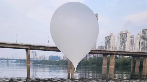 epa11398861 A handout photo made available by South Korean Joint Chiefs of Staff shows a balloon carrying garbage, presumably sent by North Korea, floating on the Han River in Seoul, South Korea, 09 June 2024. EPA/ROK JCS / HANDOUT SOUTH KOREA OUT HANDOUT EDITORIAL USE ONLY/NO SALES HANDOUT EDITORIAL USE ONLY/NO SALES