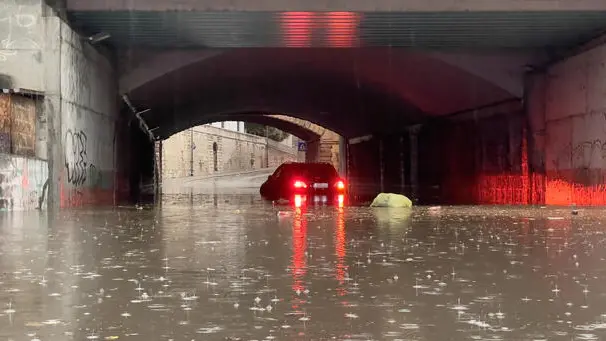 macchina rimasta bloccata nel sottopassaggio di via corsica a Brescia durante il maltempo, Brescia 24 maggio 2023. ANSA/SIMONE VENEZIA