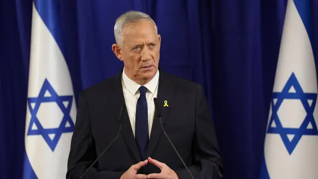 epa11400587 Israeli War Cabinet Minister Benny Gantz holds a press conference in Ramat Gan, near Tel Aviv, Israel, 09 June 2024. Gantz announced his resignation from Israel's emergency government. EPA/ABIR SULTAN