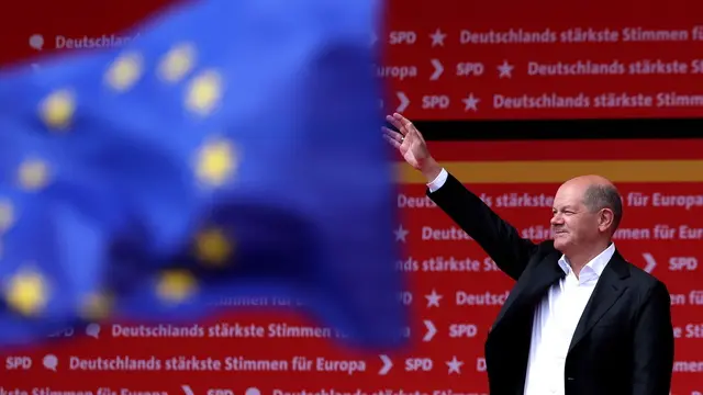 epa11397971 German Chancellor Olaf Scholz waves after his speech during the Social Democratic Party (SPD) election campaign for the European elections in Duisburg, Germany, 08 June 2024. The European Parliament elections are scheduled across EU member states from 06 to 09 June 2024. EPA/FRIEDEMANN VOGEL