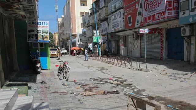 epa11131329 Broken glass and blood stains litter the floor after an attack in Bakaro market in Mogadishu, Somalia, 06 February, 2024. Six people were killed and several others wounded when an attack targeted shops at the Bakaro market according to Mogadishu’s Deputy Mayor Mohamed Ahmed Dirie Yaboh. EPA/SAID YUSUF WARSAME