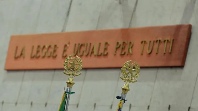 La scritta 'La legge è uguale per tutti' durante l'inaugurazione dell'anno giudiziario a Genova, 25 gennaio 2014. ANSA/LUCA ZENNARO