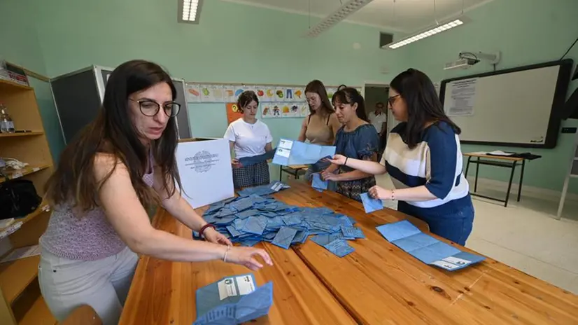 Le operazioni di spoglio in uno dei comuni bresciani - Foto Marco Ortogni Neg © www.giornaledibrescia.it