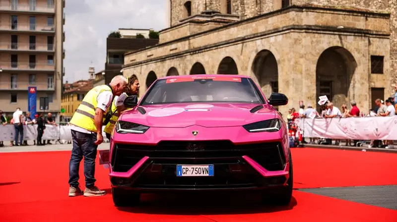 L'auto rosa della Mille Miglia Charity - Foto New Reporter Comincini © www.giornaledibrescia.it