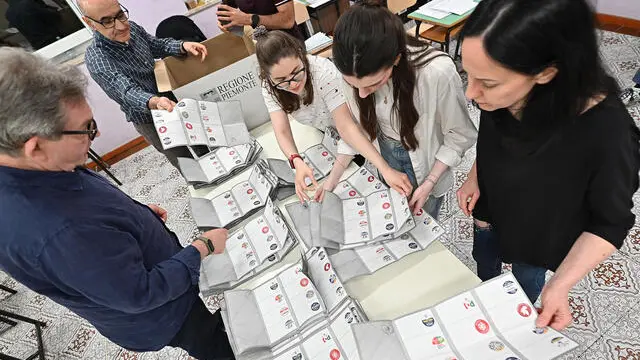 Spoglio delle schede delle elezioni europee presso il seggio in via Ada Negri a Torino, 9 giugno 2024 ANSA/ALESSANDRO DI MARCO