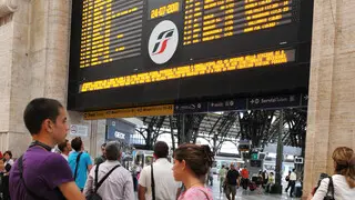 Alcuni passeggeri in attesa alla stazione Centrale di Milano,caos e disagi a causa di un violento incendio alla stazione Tiburtina di Roma. PIER MARCO TACCA / ANSA