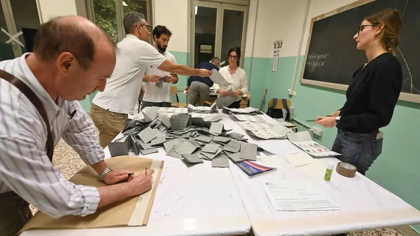 Lo spoglio delle schede per il voto europeo - Foto Marco Ortogni Neg © www.giornaledibrescia.it