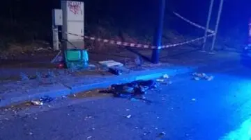 Un uomo di 34 anni è morto stamani in ospedale dopo essere stato travolto da un'auto pirata nella tarda serata di ieri in via Camaldoli, alla periferia di Milano. Stando alla ricostruzione degli agenti della Polizia locale, l'uomo, che era in bicicletta, è stato tamponato da un'auto che non si è fermata a prestare soccorso. La vettura è stata ritrovata nelle vicinanze. Sono in corso le indagini per individuare il conducente al momento dell'incidente, che non risulta il proprietario dell'auto, 10 giugno 2024. ANSA/ANDREA FASANI