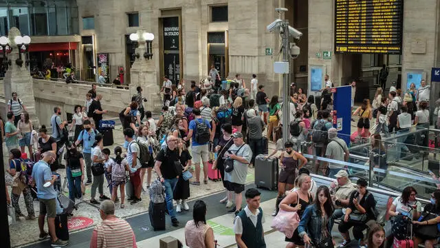 Folla di passeggeri turisti in Stazione Centrale per l’esodo di Ferragosto, 13 Agosto 2022. ANSA/MATTEO CORNER