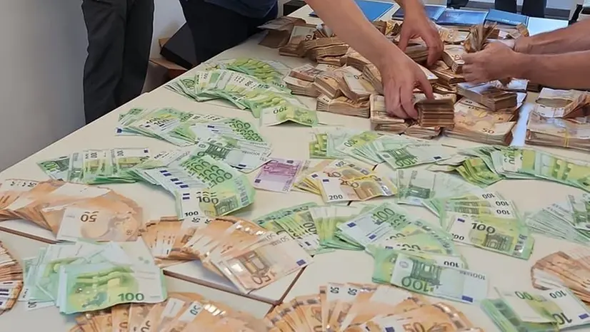 Il denaro sequestrato dalla Polizia provinciale - © www.giornaledibrescia.it