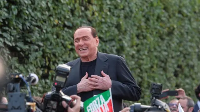 Il leader del Pdl Silvio Berlusconi saluta i suoi simpatizzanti, alcune centinaia di sostenitori che lo acclamavano per dargli solidarietà dopo la condanna nel processo Ruby, davanti villa San Martino ad Arcore, 1 luglio 2013. ANSA / FABRIZIO RADAELLI