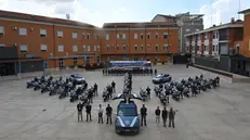 La panoramica dei mezzi che scorteranno le vetture in gara: sullo sfondo il Pullman Azzurro - Foto Gabriele Strada/Neg © www.giornaledibrescia.it