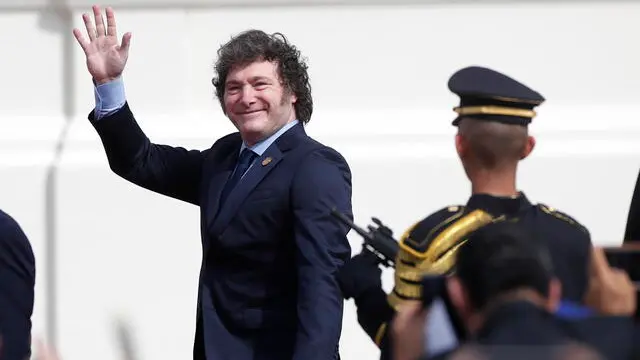 epa11383906 Argentina's President Javier Milei arrives to attend the inauguration ceremony of Salvadoran President Nayib Bukele at Gerardo Barrios Plaza in San Salvador, El Salvador, 01 June 2024. Nayib Bukele will be sworn in for his second term as president after winning February 2024 elections. EPA/RODRIGO SURA