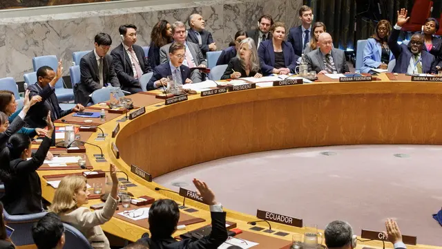 epa11402887 Ambassadors of the Security Council vote in favor of the draft resolution on a ceasefire in Gaza during a meeting at UN Headquarters in New York, New York, USA, 10 June 2024. The council ultimately passed a resolution by the United States that supports a plan presented by US President Joe Biden for a ceasefire in the Israel-Gaza conflict. EPA/SARAH YENESEL