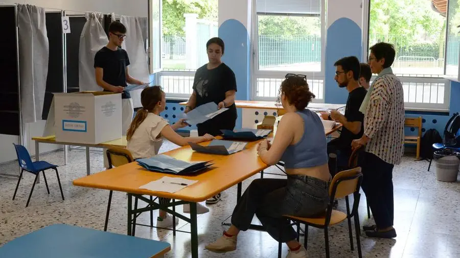 Le operazioni di spoglio in uno dei Comuni della provincia © www.giornaledibrescia.it