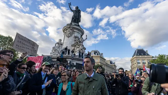 epa11402956 French member of Parliament for the left wing coalition Nupes, Francois Ruffin, takes part in a protest against the French right-wing party National Rally (Rassemblement National or RN) following the results of the European elections, in Paris, France, 10 June 2024. Unions CGT and Left Party called for national protests after the National Rally made significant gains in the European Union parliamentary elections. The European Parliament elections took place across EU member states from 06 to 09 June 2024. EPA/ANDRE PAIN