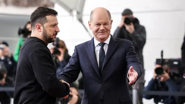 epa11157335 German Chancellor Olaf Scholz (R) welcomes Ukraine's President Volodymyr Zelensky (L) prior to a meeting at the German Chancellery building during Zelensky’s visit to Berlin, Germany, 16 February 2024. EPA/CLEMENS BILAN