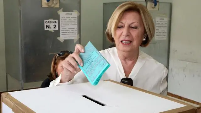 La senatrice Adriana Poli Bortone, candidata alla presidenza della regione Puglia, vota nel suo seggio elettorale di Lecce, 31 maggio 2015. ANSA/CLAUDIO LONGO