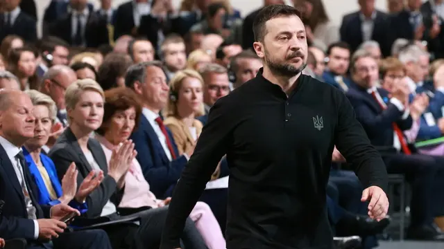 epa11403416 Ukrainian President Volodymyr Zelensky (R) walks towards the stage to deliver his speech during the Ukraine Recovery Conference 2024 in Berlin, Germany, 11 June 2024. The Ukraine Recovery Conference 2024 takes place in Berlin from 11 to 12 June 2024, under the slogan 'United in defense. United in recovery. Stronger together.' EPA/CLEMENS BILAN