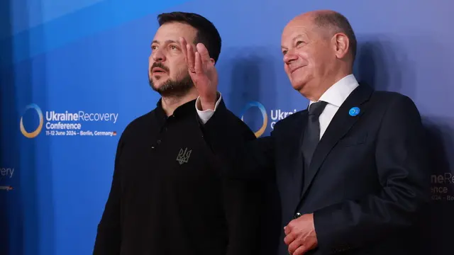 epa11403415 German Chancellor Olaf Scholz (R) gestures as poses for the media with Ukrainian President Volodymyr Zelensky during the Ukraine Recovery Conference 2024 in Berlin, Germany, 11 June 2024. The Ukraine Recovery Conference 2024 takes place in Berlin from 11 to 12 June 2024, under the slogan 'United in defense. United in recovery. Stronger together.' EPA/CLEMENS BILAN