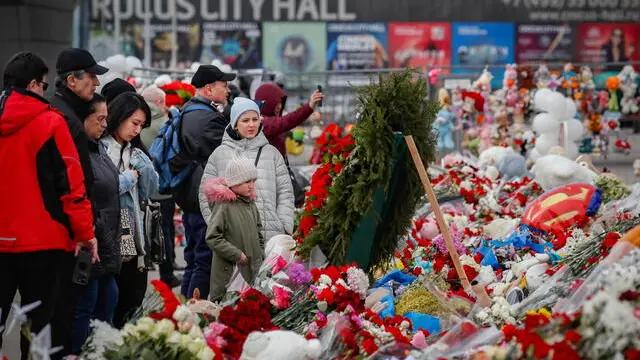 epa11248046 Russian people mourn near the Crocus City Hall concert venue, six days after a terrorist attack in Krasnogorsk, outside Moscow, Russia, 28 March 2024. At least 143 people were killed and more than 100 hospitalized after a group of gunmen attacked the concert hall in the Moscow region on 22 March evening, Russian officials said. Eleven suspects, including all four gunmen directly involved in the terrorist attack, have been detained, according to Russian authorities. EPA/YURI KOCHETKOV