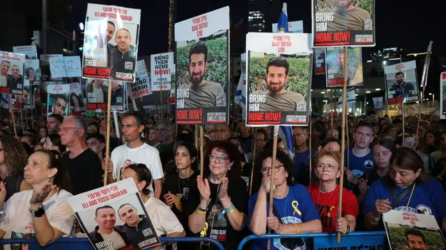 epa11398281 Participants at a hostages release rally in Tel Aviv, Israel, 08 June 2024. Israeli Special Forces successfully rescued Noa Argamani, Andrey Kozlov, Almog Meir Jan, and Shlomi Ziv from Hamas captivity during a rescue operation in Nuseirat, Gaza Strip, the IDF announced 08 June 2024. The hostages have been transferred to the Tel HaShomer Hospital, the IDF said. EPA/ABIR SULTAN