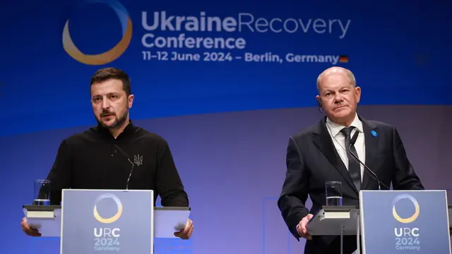 epa11403684 Ukrainian President Volodymyr Zelensky (L) and German Chancellor Olaf Scholz speak to the media during a joint press conference within the Ukraine Recovery Conference 2024 in Berlin, Germany, 11 June 2024. The Ukraine Recovery Conference 2024 takes place in Berlin from 11 to 12 June 2024, under the slogan 'United in defense. United in recovery. Stronger together.' EPA/CLEMENS BILAN