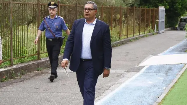 Il presidente della regione Liguria Giovanni Toti arriva al plesso scolastico Don Lorenzo Celsi per votare alle elezioni europee ad Ameglia, 09 giugno 2024. Il presidente ha potuto espletare il suo diritto al voto dopo che la Procura di Genova lo ha autorizzato. The president of the Liguria region Giovanni Toti arrives at the Don Lorenzo Celsi school complex to vote in the European elections in Ameglia, 09 June 2024. The president was able to exercise his right to vote after the Genoa Prosecutor's Office authorized it. ANSA/LUCA ZENNARO