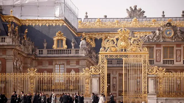 epa10923491 Visitors queue to enter Versailles castle after it was evacuated due to a bomb alert in Versailles, outside Paris, France, 17 October 2023. The Versailles castle reopened to visitors moment after French Police verification due to a bomb alert. The French president raised the national security alert system to a high level and mobilized 7,000 troops for increased security in response to a knife attack at a school in Arras, where a teacher was fatally stabbed to death and two others seriously injured on 13 October 2023. EPA/YOAN VALAT