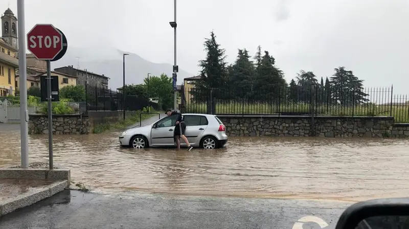 Auto in panne a Clusane, frazione di Iseo - © www.giornaledibrescia.it