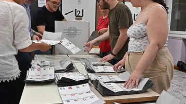 Spoglio delle schede delle elezioni europee presso il seggio in via Ada Negri a Torino, 9 giugno 2024 ANSA/ALESSANDRO DI MARCO
