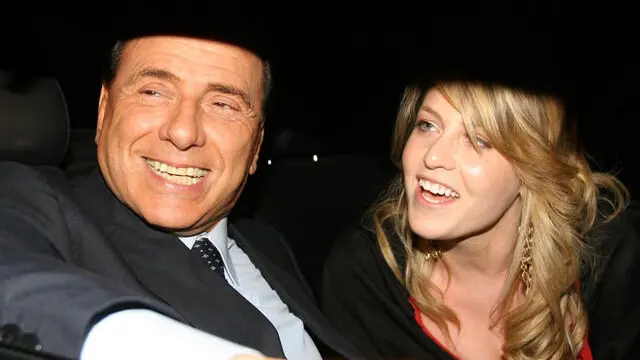 20060529-SAN GIMINIANO (SIENA)-Il leader di Forza Italia Silvio Berlusconi con la figlia Barbara all ' uscita da Villa Cusona dopo 'l incontro con Tony Blair. MAURIZIO DEGLI INNOCENTI/ANSA