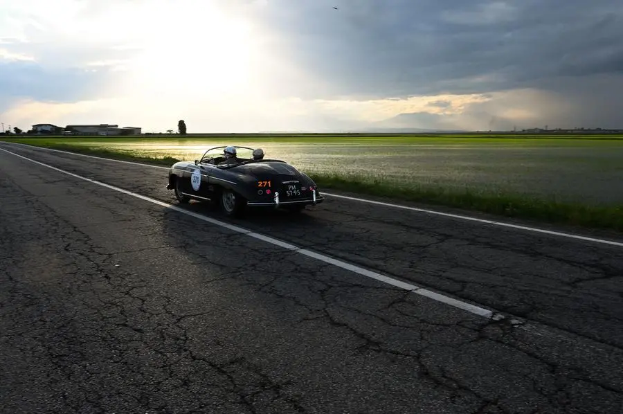 Mille Miglia 2024, prima tappa: risaie piemontesi al tramonto