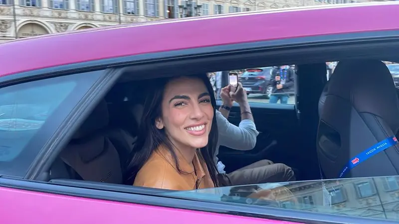 Giulia Salemi arriva a Torino a bordo della Pink Car benefica