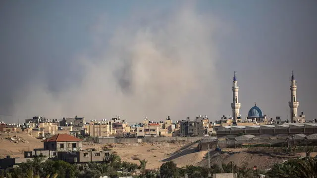 epa11385984 Smoke rises following an airstrike on Rafah, southern Gaza Strip, 02 June 2024. More than 36,000 Palestinians and over 1,400 Israelis have been killed, according to the Palestinian Health Ministry and the Israel Defense Forces (IDF), since Hamas militants launched an attack against Israel from the Gaza Strip on 07 October 2023, and the Israeli operations in Gaza and the West Bank which followed it. EPA/HAITHAM IMAD
