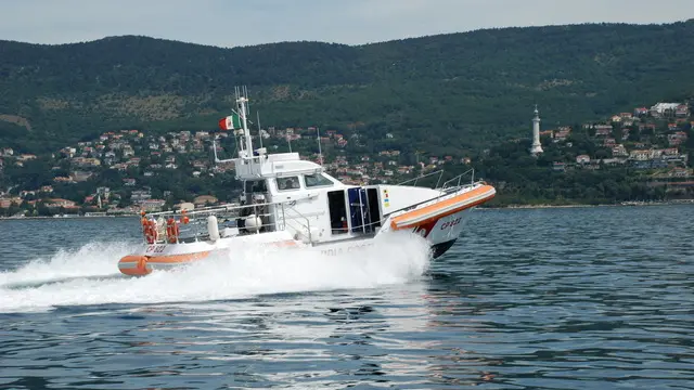 (ANSA) - TRIESTE, 21 SET - Un pattugliatore d'altura da 54 metri, 13 motovedette, un elicottero e oltre 120 uomini, fra i quali due "rescue swimmers", veri "supermen" altamente specializzati per il salvataggio di naufraghi in situazioni estreme: sono i numeri dell'impegno della Guardia Costiera di Trieste in occasione della 49.ma edizione della Barcolana, la regata velica più affollata del Mediterraneo in programma nel golfo triestino il prossimo 8 ottobre.