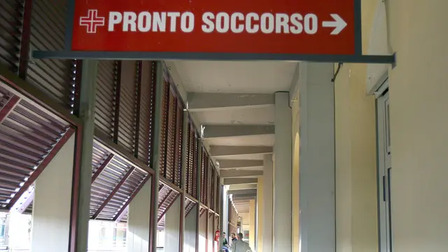 PONTEDERA (PISA) 13 NOVEMBRE 2006- FINANZIARIA: MINISTRO, TICKET PRONTO SOCCORSO DIMINUISCE- Il cartello che indica il pronto soccorso dell' ospedale Lotti di Pontedera (Pisa)- FOTO FRANCO SILVI/ANSA