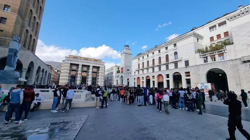 Gruppi di ragazzi e ragazze in piazza Vittoria (foto d'archivio)