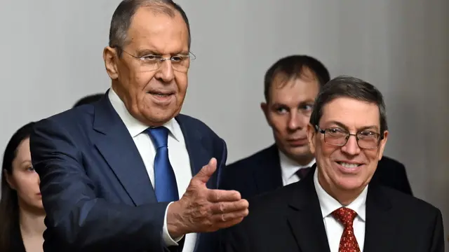 epa11405367 Russian Foreign Minister Sergei Lavrov (L) and his Cuban counterpart Bruno Rodriguez Parrilla (R) enter a hall during their meeting in Moscow, Russia, 12 June 2024. EPA/NATALIA KOLESNIKOVA / POOL