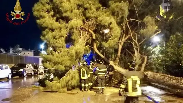 Vigili del fuoco del comando provinciale di Palermo a seguito degli allagamenti a Palermo e in provincia tra Bagheria, Cefalù e Lascari, 16 maggio 2023. TWITTER VIGILI DEL FUOCO ++NPK++ +++ ATTENZIONE LA FOTO NON PUO' ESSERE PUBBLICATA O RIPRODOTTA SENZA L'AUTORIZZAZIONE DELLA FONTE DI ORIGINE CUI SI RINVIA+++