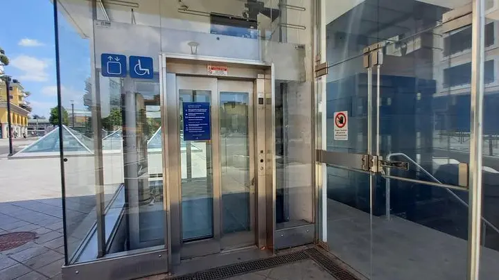 L'ingresso della metro in stazione a Brescia - Foto © www.giornaledibrescia.it