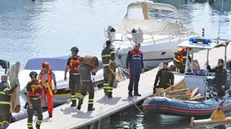 SESTO CALENDE. BARCA AFFONDATA SUL LAGO MAGGIORE IN LOCALITA’ LISANZA CON 25 PERSONE A BORDO DI CUI 4 DECEDUTI NELLA FOTO INIZIATA L’ OPERAZIONE DI RECUPERO DELLA BARCA