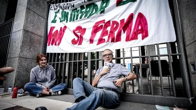 Massimo Zucchetti docente di protezione radiazioni al Polito si incatena per solidarietà agli altri nove studenti dei collettivi universitari pro Palestina incatenati ai cancelli dell'entrata della sede principale del Politecnico di Torino, in corso Duca degli Abruzzi. Torino 13 giugno 2024 ANSA/TINO ROMANO