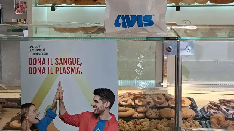 Un cartello per la campagna di donazione di sangue all'Avis a Chiari