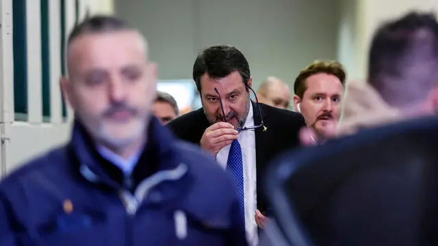 Mattep Salvini con il suo legale Giulia bongiorno escono dall'aula bunker con i volti distesi dopo l'udienza per il processo Open Arms a Palermo, 12 gennaio 2024 ANSA/IGOR PETYX