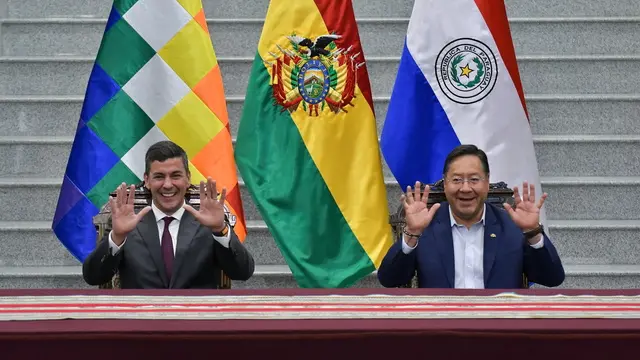 epa11408634 Paraguayan President Santiago Pena (L) and Bolivian President Luis Arce pose for a photo during the signing ceremony of an understanding between the two countries at the Casa Grande del Pueblo in La Paz, Bolivia, 13 June 2024. The Paraguayan president arrived on 13 June in Bolivia, where he holds a bilateral meeting with his Bolivian counterpart and to meet with businessmen, during his one-day official visit to the Andean country. EPA/Stringer